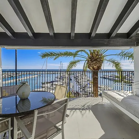 Front Line Penthouse Puerto Banus With Sea Views ماربيا