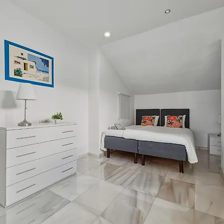 Front Line Penthouse Puerto Banus With Sea Views شقة