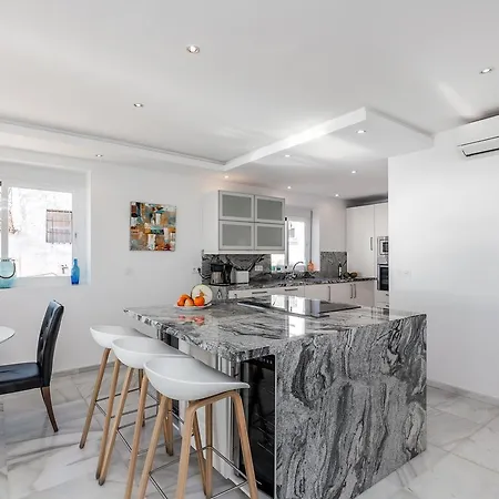 Front Line Penthouse Puerto Banus With Sea Views Apartment *