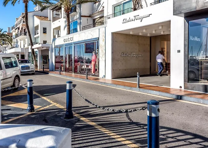 Front Line Penthouse Puerto Banus With Sea Views ماربيا