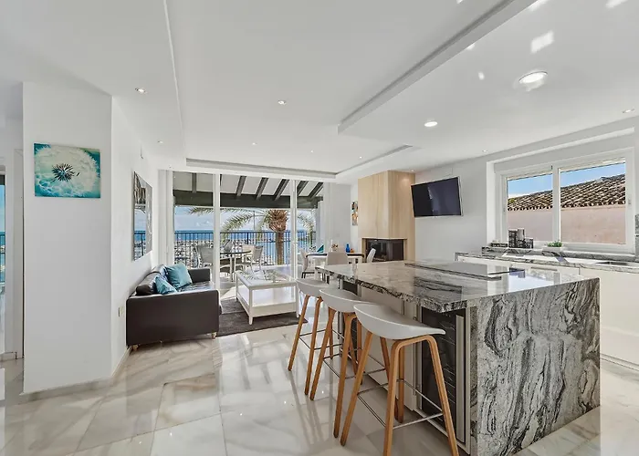 Front Line Penthouse Puerto Banus With Sea Views ماربيا