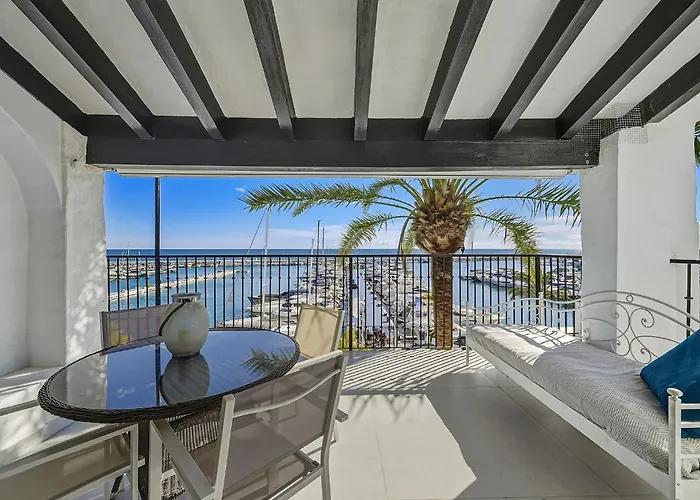 Front Line Penthouse Puerto Banus With Sea Views 马尔韦利亚