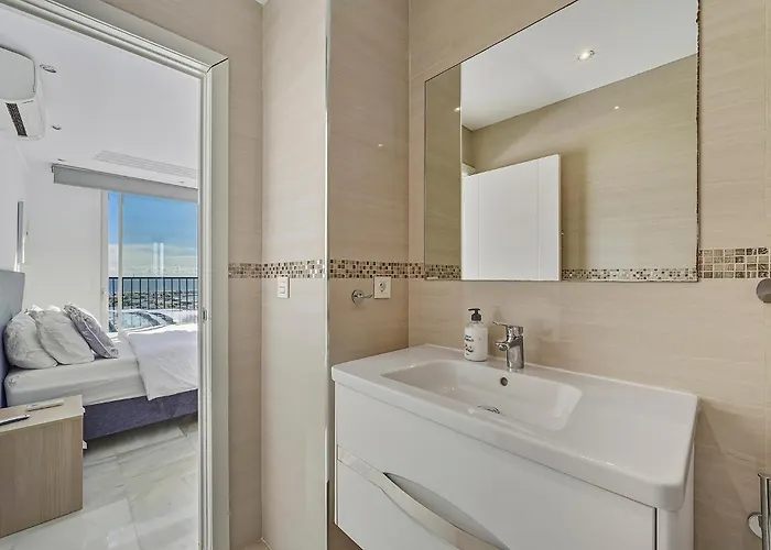 Front Line Penthouse Puerto Banus With Sea Views 公寓 马尔韦利亚