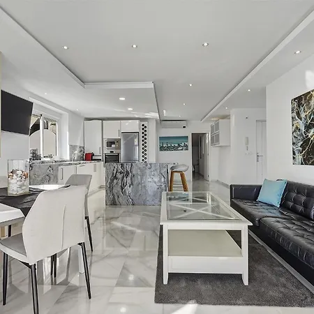 Front Line Penthouse Puerto Banus With Sea Views *